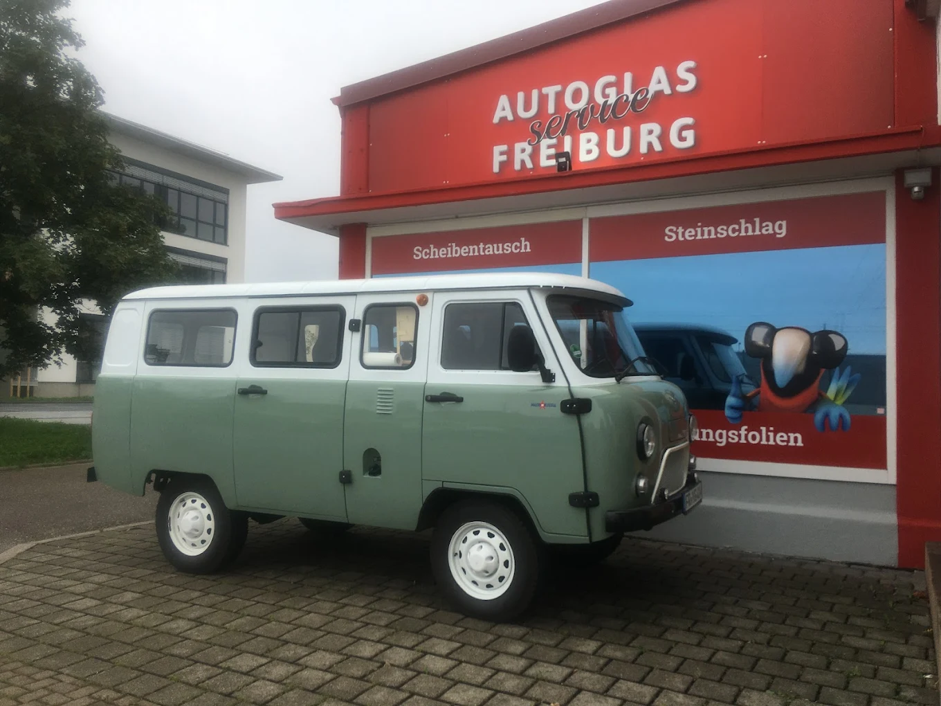 Oldtimer vor der Werkstatt
