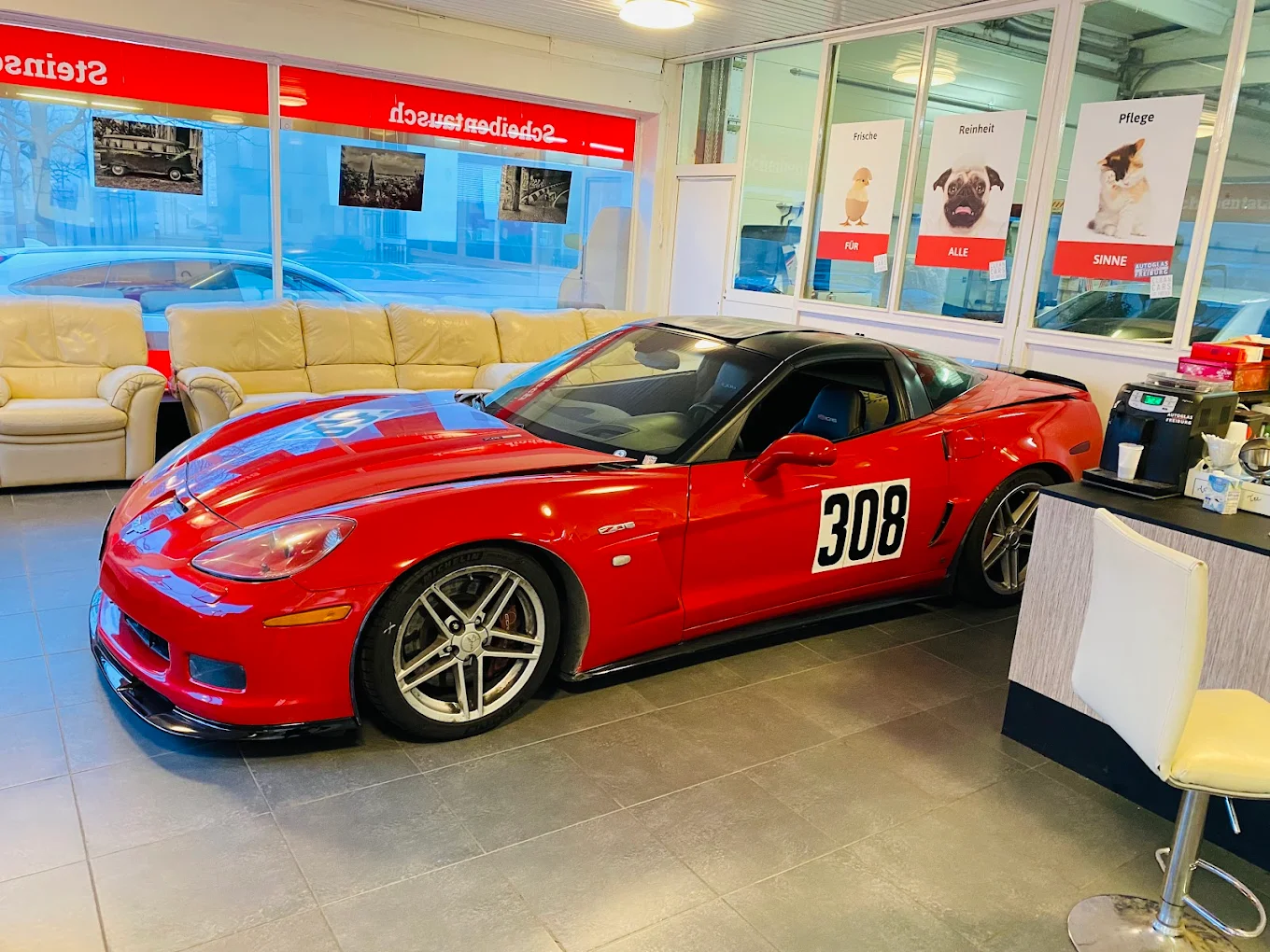 Sportwagen im Showroom